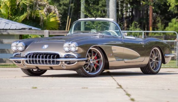Класическият кабриолет Chevy Corvette от 1958 г. е икона, разпознавана от всички любители на автомобили. Ето защо не е изненадващо, че моделът попада сред най-популярните артикули на търга в Далас.
Колата предлага двигател LS3 с 525 к.с., дискови спирачки на четирите колела и четиристепенна автоматична скоростна кутия.

